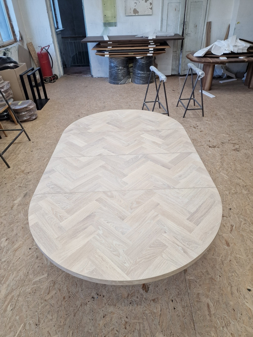 ISKRA | Extendable Round Herringbone Dining Table – Solid Oak