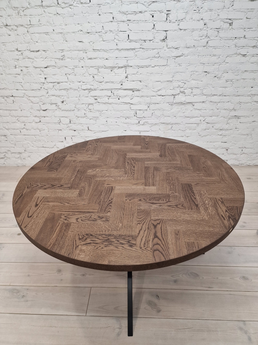 ISKRA | Round Herringbone Dining Table – Solid Oak
