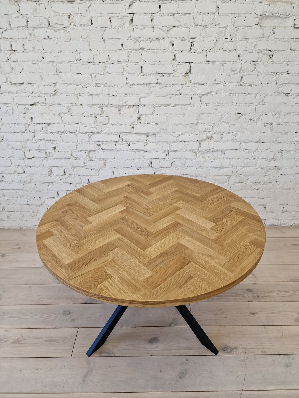 ISKRA | Round Herringbone Dining Table – Solid Oak