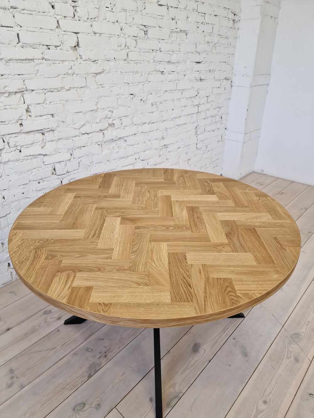 ISKRA | Round Herringbone Dining Table – Solid Oak