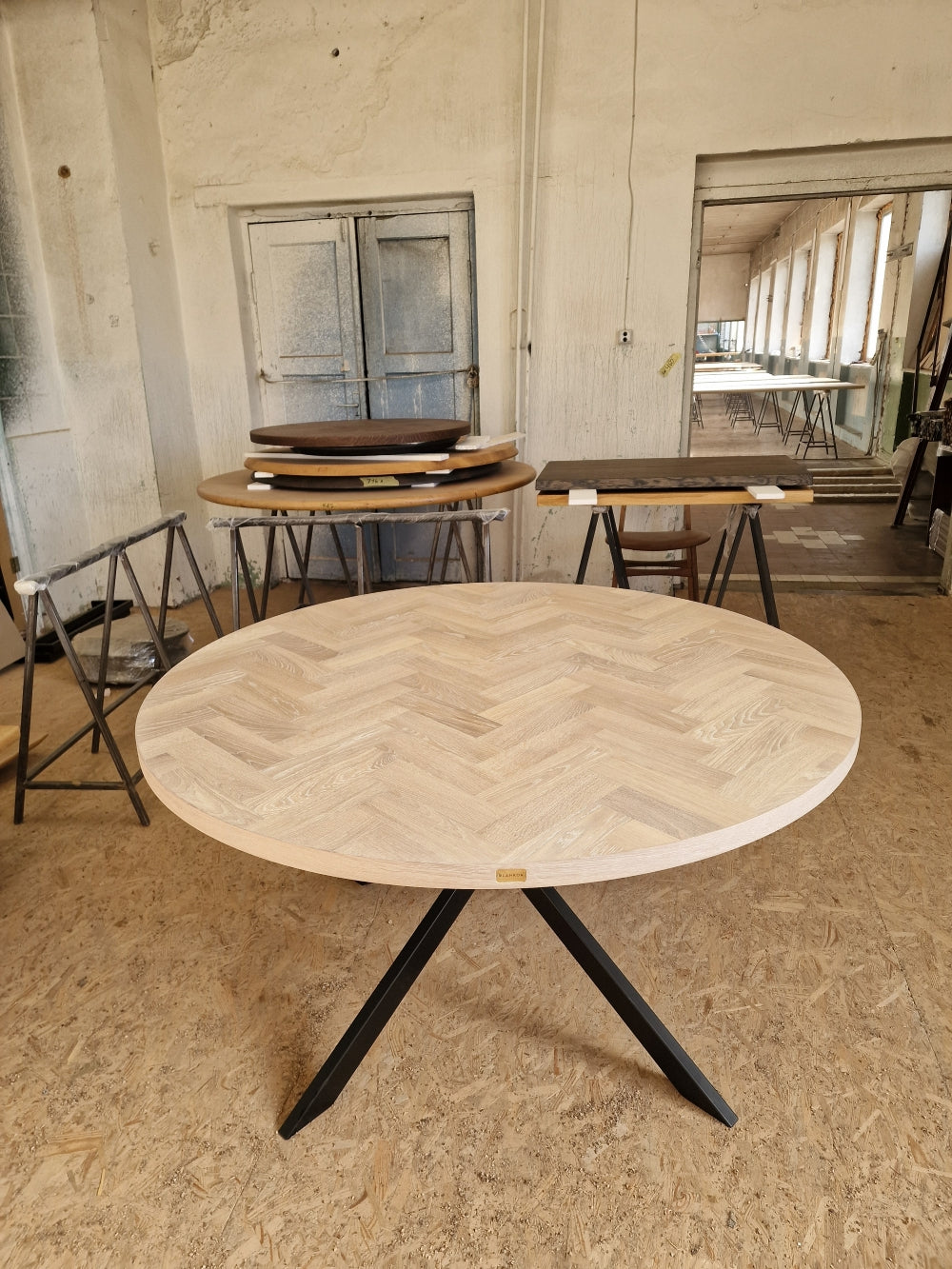ISKRA | Round Herringbone Dining Table – Solid Oak