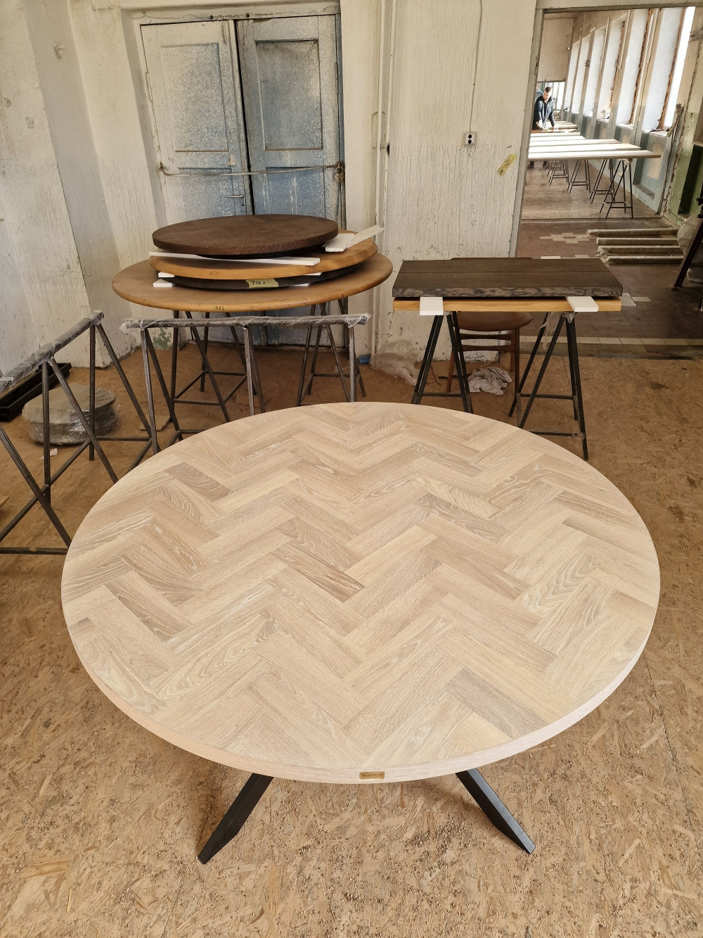 ISKRA | Round Herringbone Dining Table – Solid Oak