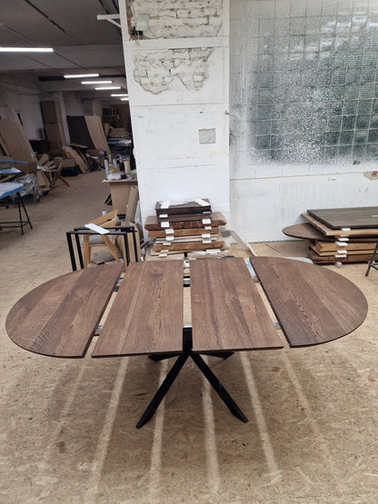 MABEL | Utdragbart runt matbord i massivt trä