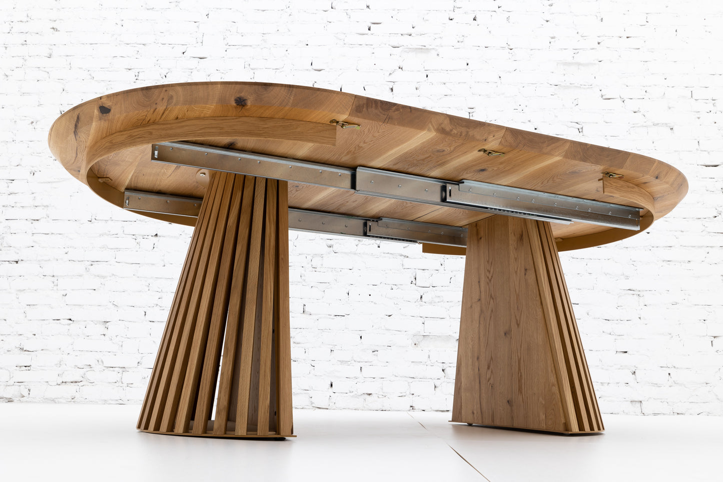 LIA | Extendable Round Dining Table – Natural Oak