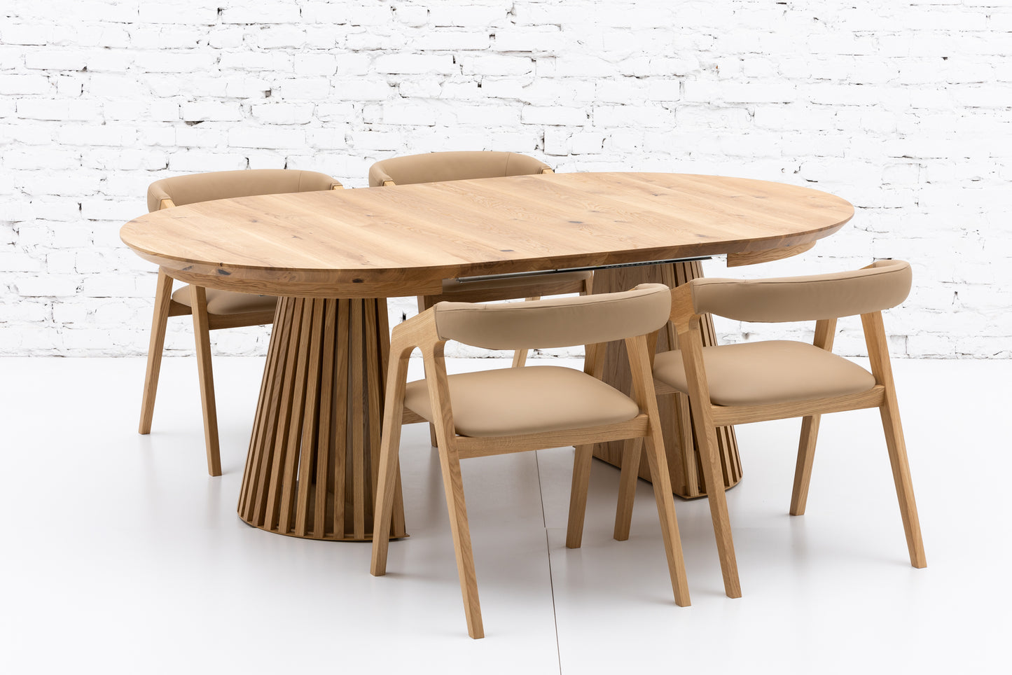 LIA | Extendable Round Dining Table – Natural Oak