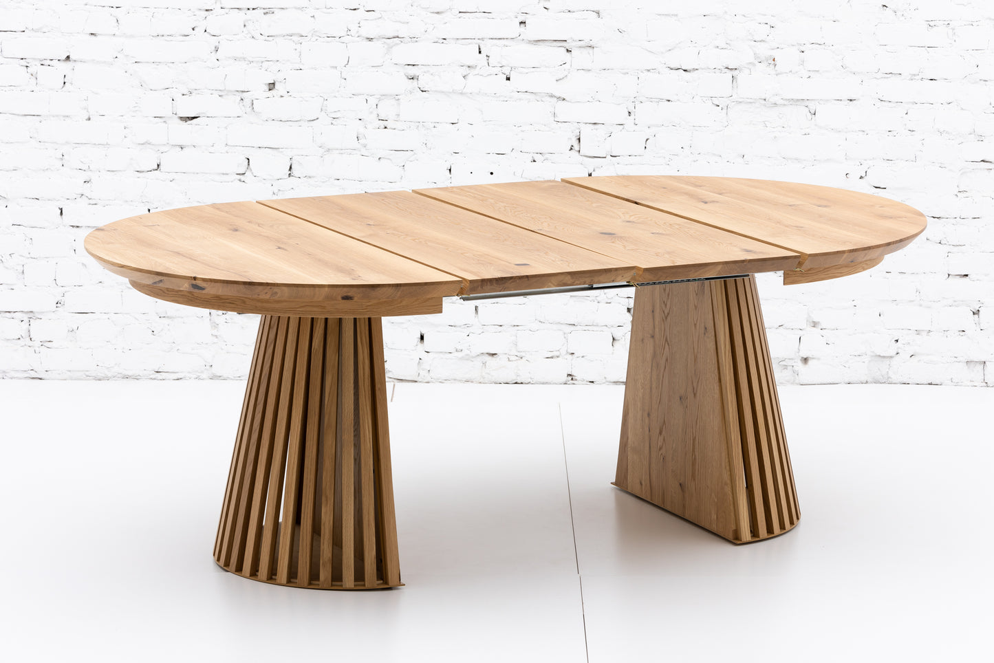 LIA | Extendable Round Dining Table – Natural Oak