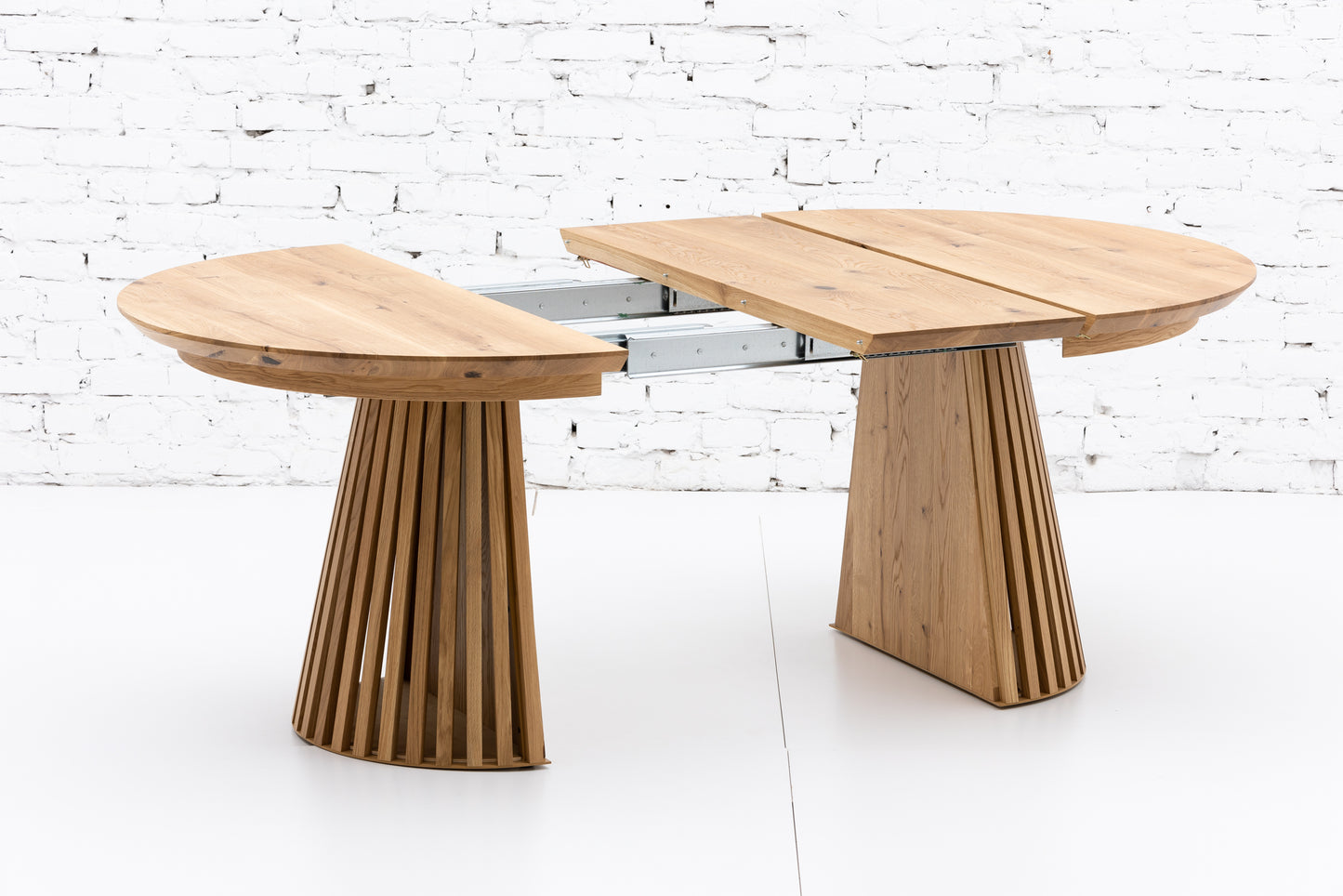 LIA | Extendable Round Dining Table – Natural Oak