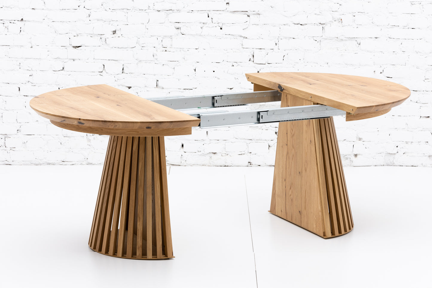LIA | Extendable Round Dining Table – Natural Oak