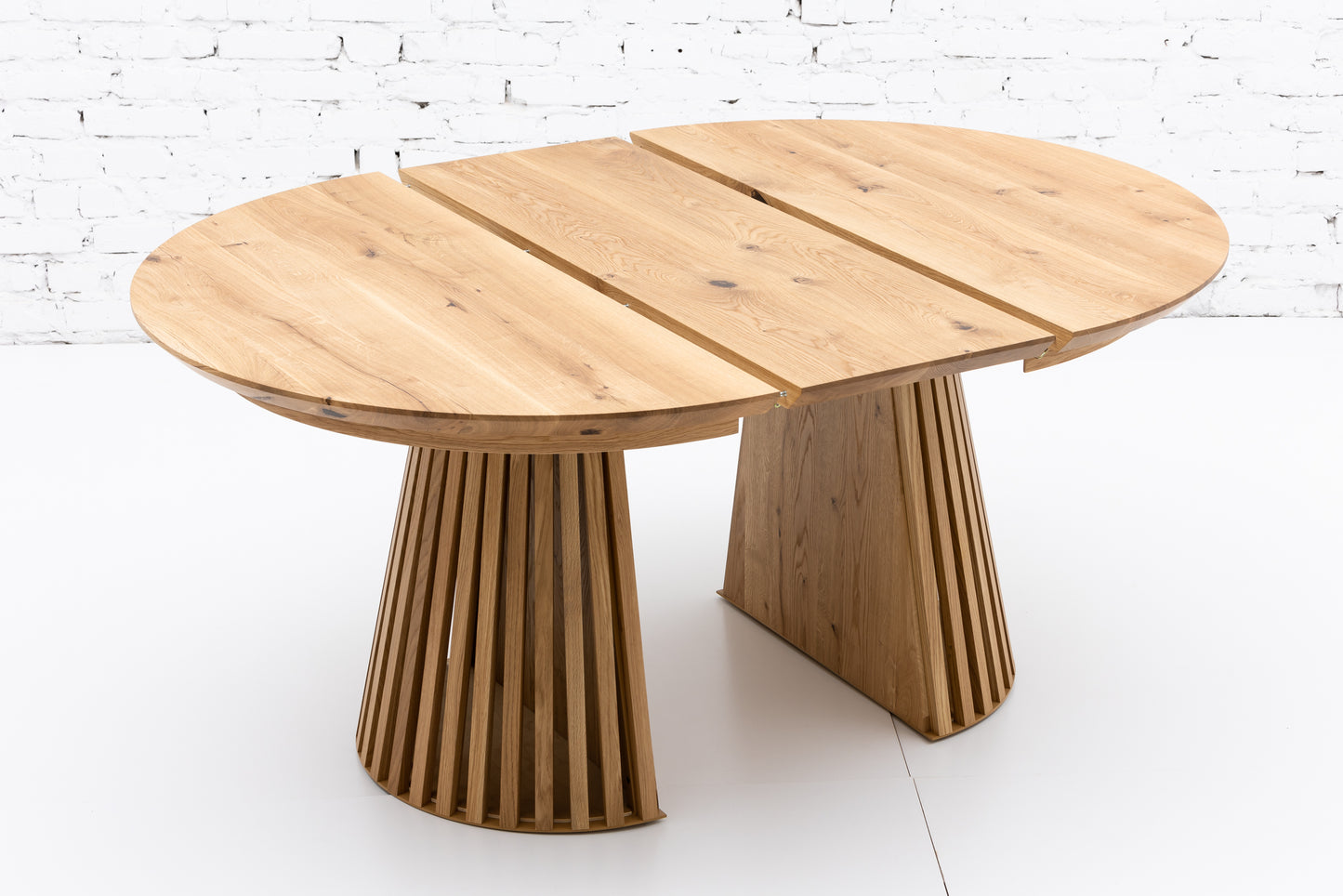 LIA | Extendable Round Dining Table – Natural Oak