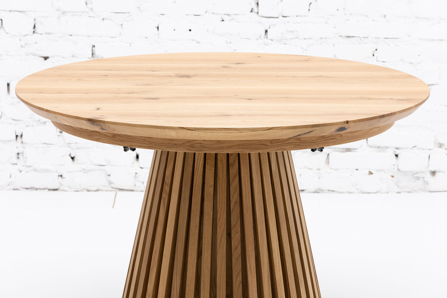 LIA | Extendable Round Dining Table – Natural Oak