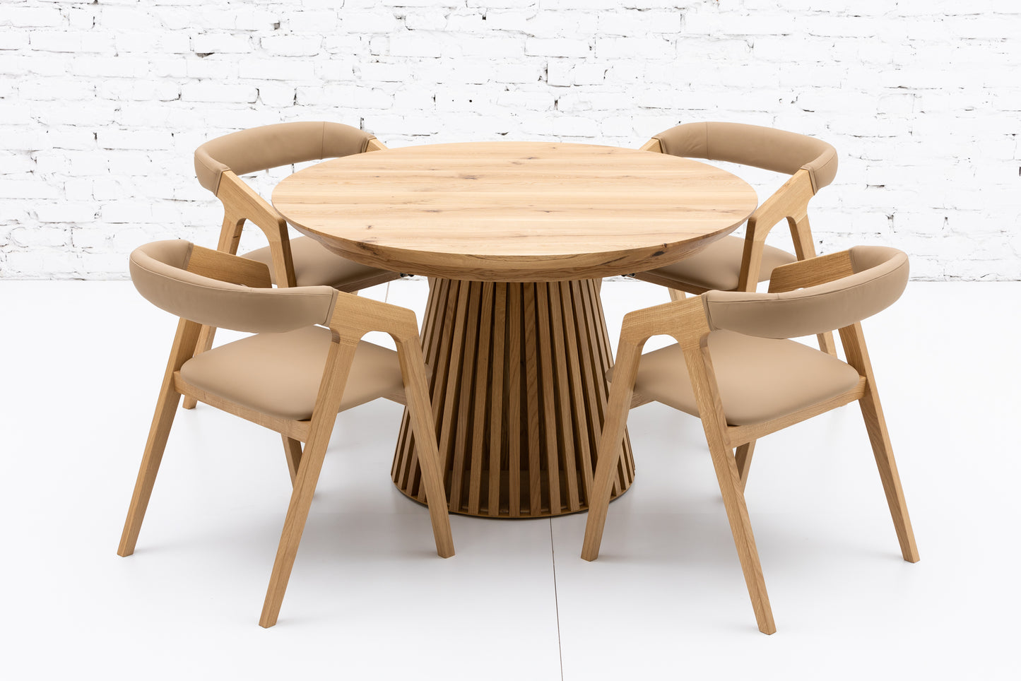 LIA | Extendable Round Dining Table – Natural Oak