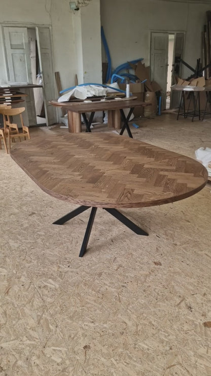 ISKRA | Extendable Round Herringbone Dining Table – Solid Oak