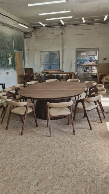 LIA | Extendable Round Dining Table – Natural Walnut